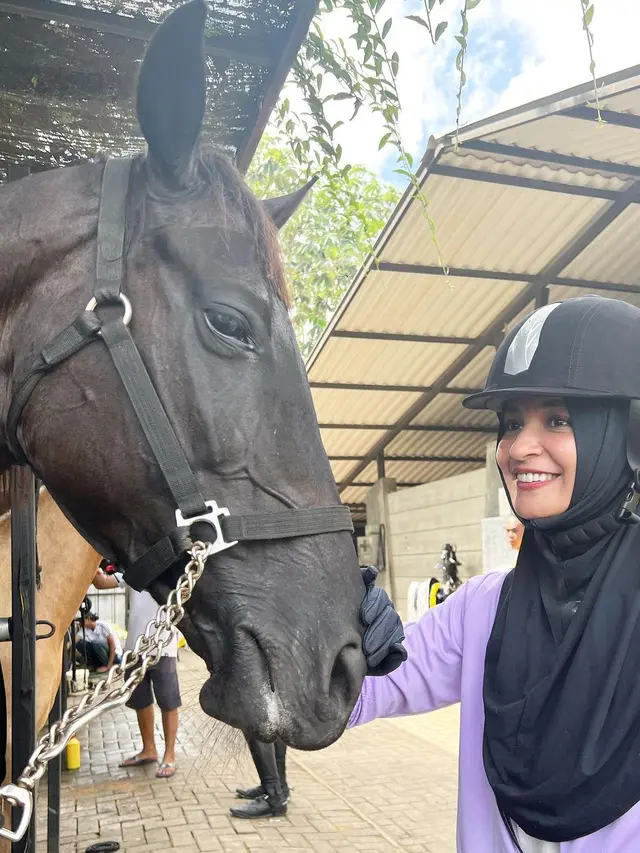 Shireen Sungkar Berkuda