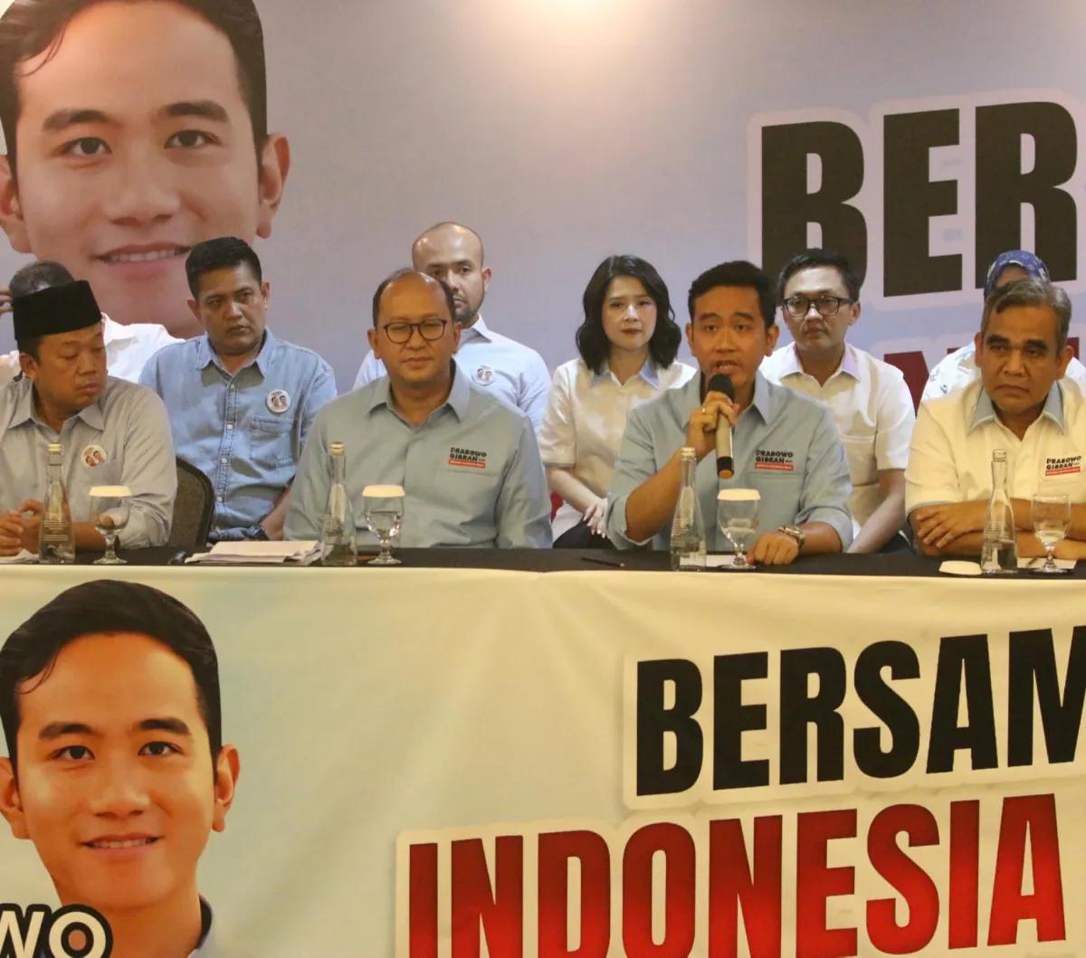 Sekretaris Tim Kampanye Nasional (TKN) Yusron Wahid (kiri) bersama Ketua TKN Rosan P Roeslani (kiri kedua) dan bakal calon wakil presiden Gibran Rakabuming (kanan kedua) memberikan keterangan saat deklarasi susunan tim kampanye nasional KIM di Jakarta, Se