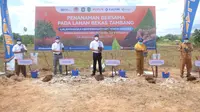 Pupuk Kaltim bekerjasama dengan KLHK, melakukan penanaman perdana di lahan bekas tambang (dok: Pupuk Kaltim)