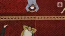 Umat Muslim memanfaatkan waktu untuk beristirahat usai salat Jumat di Masjid Istiqlal, Jakarta, Jumat (7/3/2025). (Liputan6.com/Angga Yuniar)