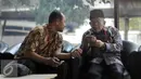 Ketua Badan Anggota Kehormatan DPD, AM Fatwa menunggu di dalam gedung KPK, Jakarta, (17/9). Kedatangannya untuk memastikan pejabat/Anggota Dewan Kehormatan DPD yang tertangkap tangan oleh KPK subuh tadi. (Liputan6.com/Johan Tallo) 