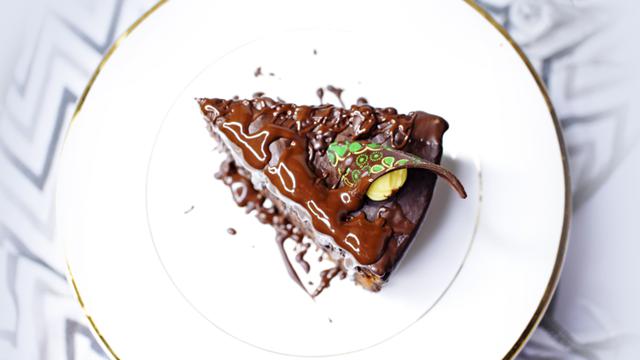 Menikmati kue santai sore