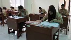 Sejumlah siswa mengikuti Ujian Nasional (UN) secara Paper Base Test (PBT) atau manual di SMAN Luar Biasa 01 Jakarta, Rabu (15/4/2015). 10 siswa mengikuti Ujian Nasional di hari ke 3 ini. (Liputan6.com/Helmi Afandi)