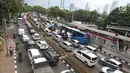 Kendaraan terjebak kemacetan di Jalan HR Rasuna Said, Jakarta, Rabu (6/9). Menurut Menhub, wacana ini timbul untuk membantah adanya diskriminatif terhadap sepeda motor karena dilarang melintas di jalan Sudirman. (Liputan6.com/Immanuel Antonius)