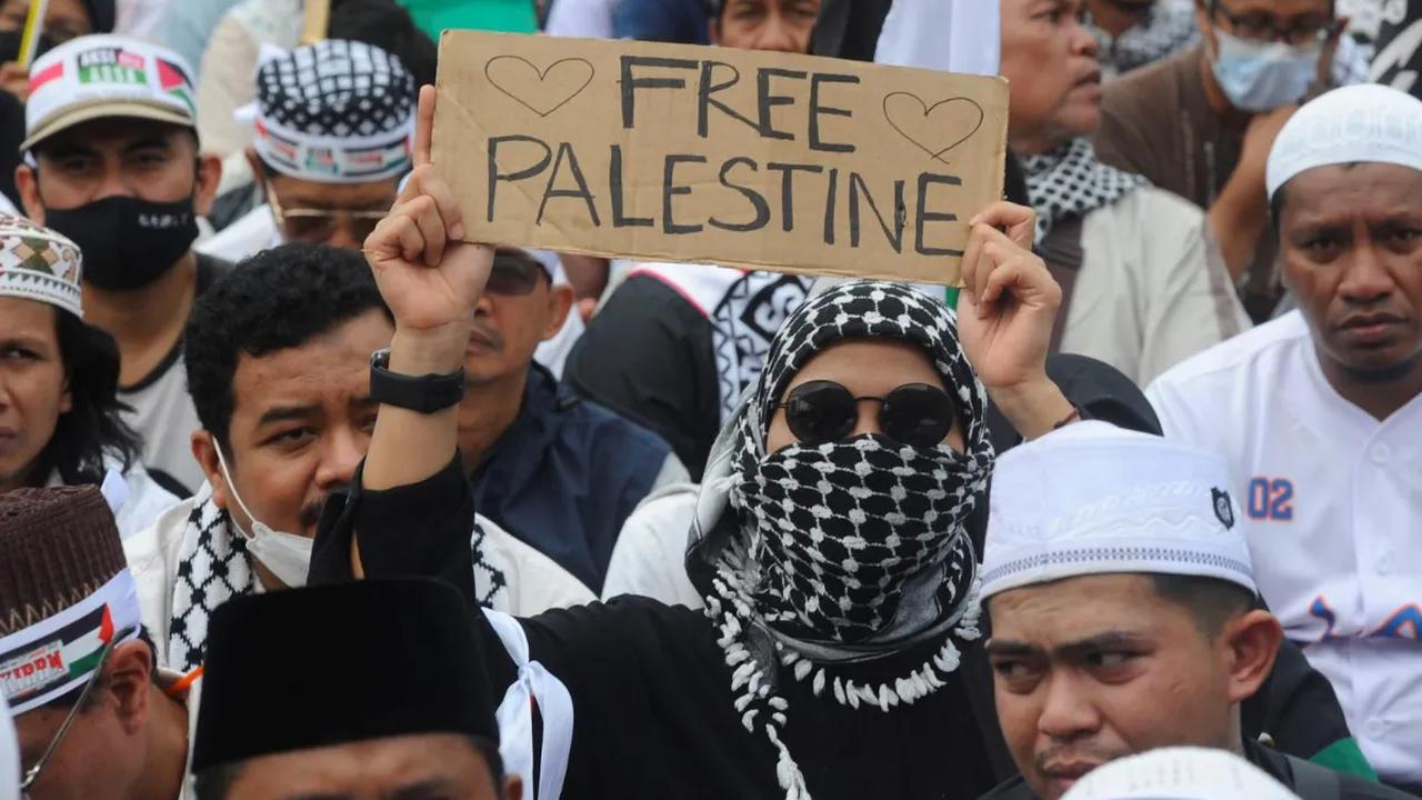 Massa dari Koalisi Indonesia Bela Baitul Maqdis (KIBBM) menggelar aksi  bela Palestina di Masjid Al Azhar, Jakarta Selatan, Minggu (15/10/2023).<br>