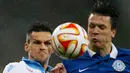 Gelandang Dnipropetrovsk, Yevhen Konoplyanka (kanan) berebut bola dengan Christian Maggio di leg kedua semifinal Europa League di NSK Olimpijs'kjv Stadium,, Jumat (15/5/2015). Dnipro Dnipropetpovsk menang 1-0 atas Napoli. (REUTERS/Gleb Garanichdi)