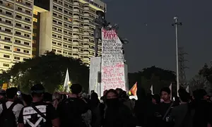 Sejumlah mahasiswa dan elemen masyarakat sipil membentangkan spanduk berukuran besar berisi lima tuntutan kepada pemerintahan Presiden Prabowo Subianto dan Wakil Presiden Gibran Rakabuming Raka di Monumen Tugu Tani, Jakarta Pusat, Selasa (20/10/2026). (Liputan6.com/Winda Nelfira)