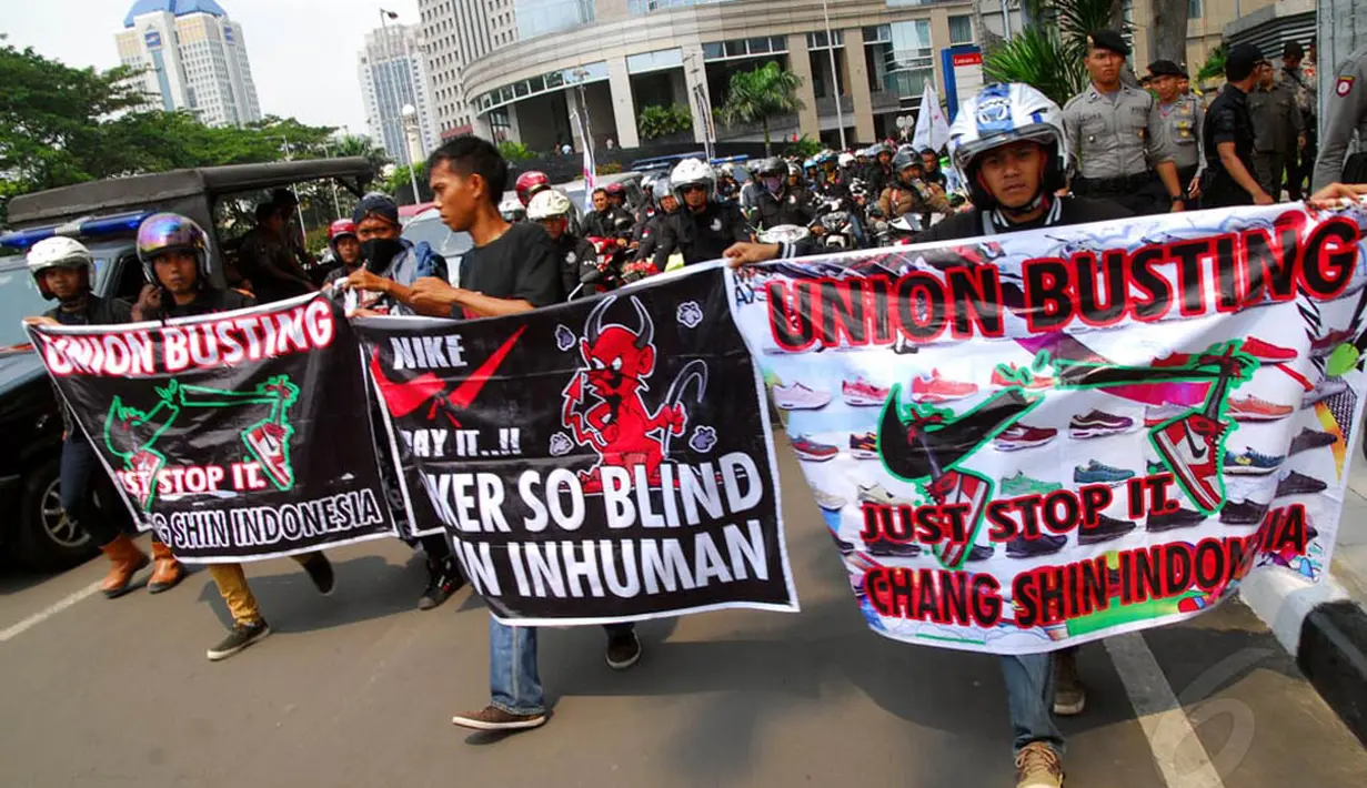 Ratusan massa dari Persaudaraan Pekerja Muslim Indonesia (PPMI) berunjuk rasa di depan BEI, Jakarta, Rabu (30/4/14). (Liputan6.com/Miftahul Hayat)