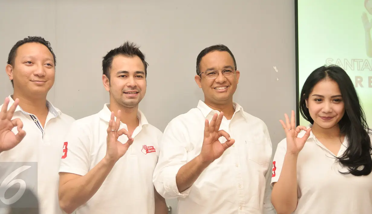 Cagub DKI Jakarta, Anies Baswedan, Raffi Ahmad dan Nagita Slavina melakukan salam tiga jari saat meluncurkan program "Santai Sore Bersama Anies-Sandi" di Jakarta, Senin (30/1). (Liputan6.com/Yoppy Renato)