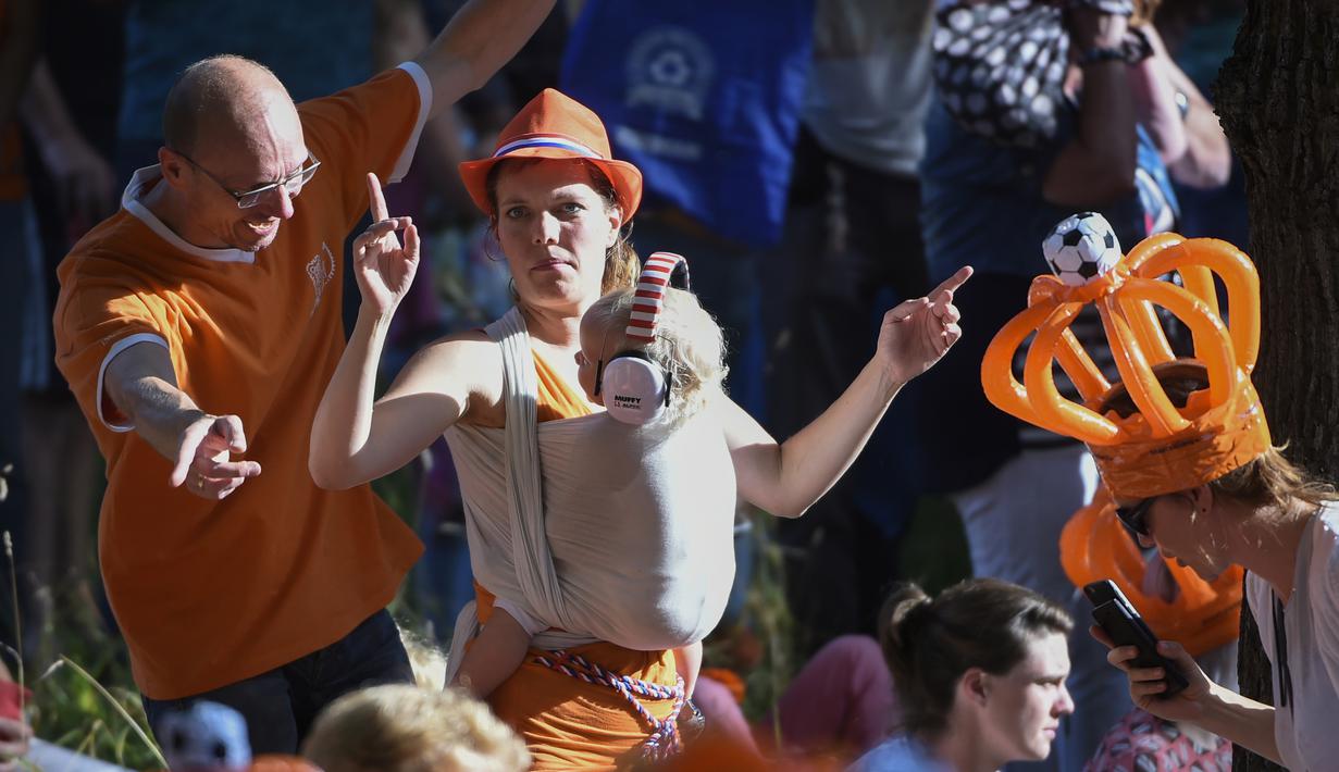 Sambutan Suporter dengan menari sambil membawa anak saat merayakan keberhasilan timnas putri Belanda meraih trofi Piala Eropa Wanita 2017 di Sungai Utrecht, (7/8/2017). (AFP/John Thys)