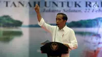 Presiden Joko Widodo atau Jokowi memberi sambutan saat membagian sertifikat tanah di Pasar Minggu, Jakarta, Jumat (22/2). Tahun 2018, Jokowi menyebut diterbitkan 7 juta sertifikat. (Liputan6.com/Angga Yuniar)