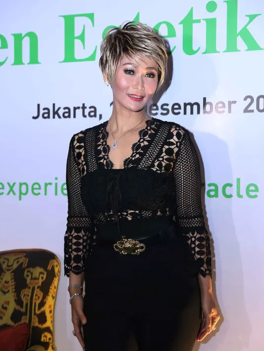 Inul Daratista yang sudah memakai gaya ala Korea memang memilih ‘American  Style’, ia ingin yang tidak bermain terlalu banyak namun tetap cantik. Seperti make up yang tidak terlalu tebal lantaran pekerjaan yang banyak. (Nurwahyunan/Bintang.com)