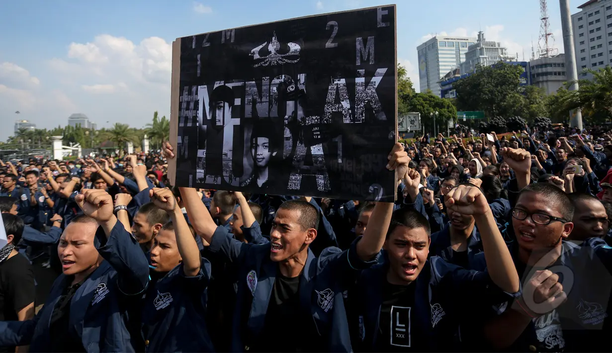 Ribuan mahasiswa Trisakti melakukan aksi unjuk rasa di depan Istana Merdeka, Jakarta, Selasa (12/5/2015). Mereka menuntut pemerintah Jokowi untuk mengusut tuntas kasus Tragedi 12 Mei 1998 yang menewaskan 4 mahasiswa Trisakti. (Liputan6.com/Faizal Fanani)