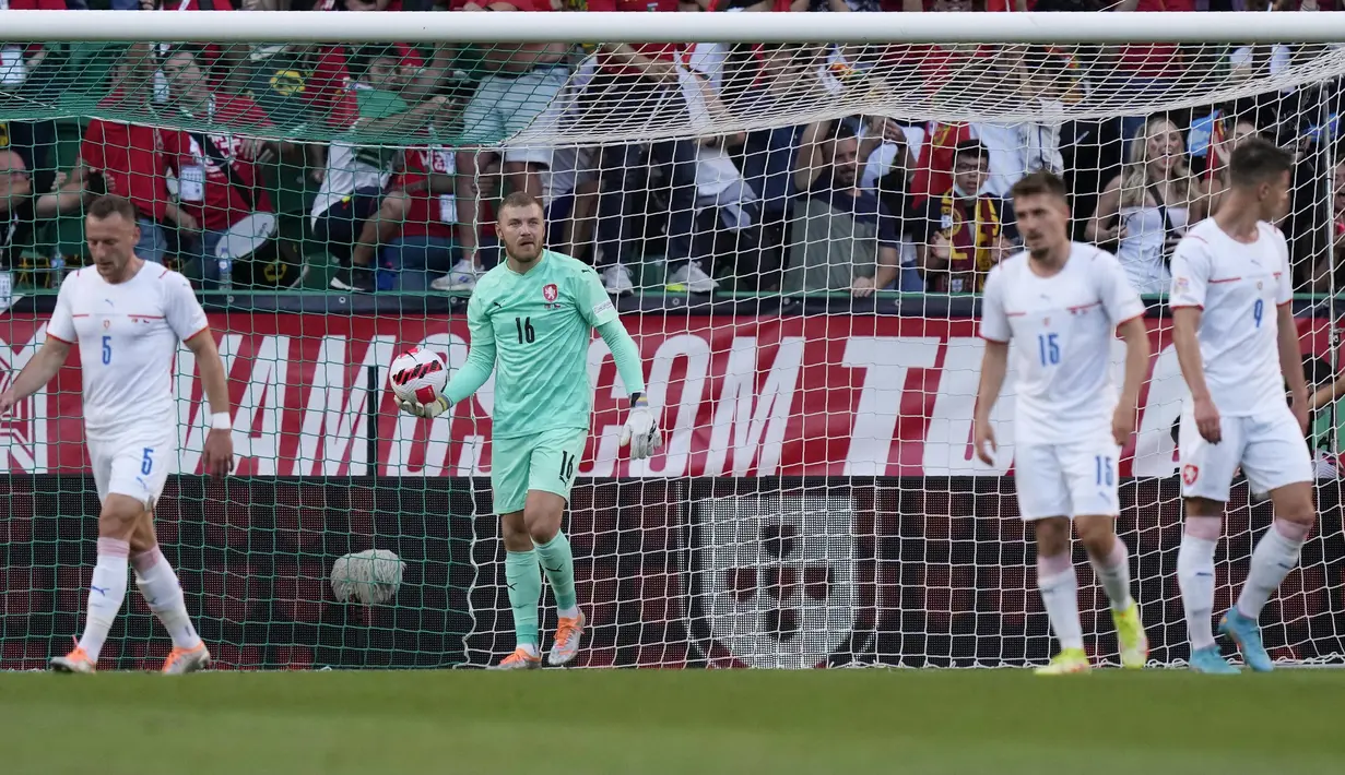Penjaga gawang Republik Ceko Jindrich Stanek kemasukan gol saat melawan Portugal pada pertandingan sepak bola UEFA Nations League di Stadion Jose Alvalade, Lisbon, Portugal, 9 Juni 2022. Portugal menang 2-0. (AP Photo/Armando Franca)