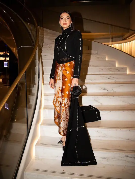 Busana Lokal Batik Raline Shah Karya Wilsen Willim. ((dok. @ralineshah/Instagramhttps://www.instagram.com/p/C7O9qvzNgYG/?igsh=MXh6Mzdod3Rnc3I5dQ==/Putri Astrian Surahman)