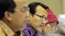 Direktur Utama BPJS Kesehatan, Fachmi Idris mendengarkan saat RDP dengan Komisi IX DPR di Gedung Parlemen, Jakarta, Senin (27/5/2015). Agenda RDP membahas Peningkatan kerjasama BPJS Kesehatan dengan RS Swasta. (Liputan6.com/Helmi Afandi)