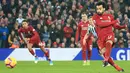 Penyerang Liverpool, Mohamed Salah mencetak gol melalui tendangan penalti ke gawang Newcastle United pada pertandingan Liga Inggris di Stadion Anfield, Rabu (26/12). Liverpool bertahan di puncak klasemen setelah menghajar Newcastle 4-0. (AP/Jon Super)