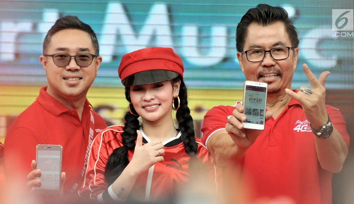 Deputy CEO Smartfren Djoko Tata Ibrahim didampingi Chief of Brand Smartfren Roberto Saputra dan personel Duo Anggrek saat meluncurkan aplikasi SmartMusic di Sarinah, Jakarta, Minggu (10/2). (Merdeka.com/Iqbal S. Nugroho)