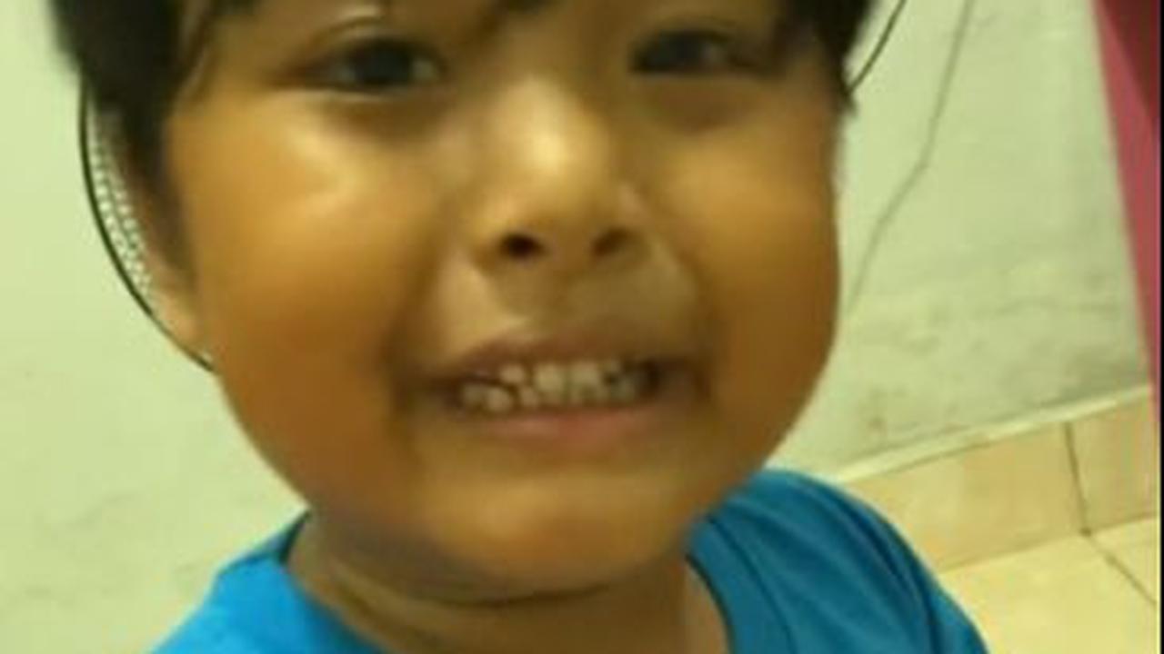 "Dia yg hampir tiap hari menangis lihat foto bapaknya , yang selalu diam2 menangis di kamar😢 yg kalau rindu hanya bisa lihat foto bapaknya😭😭 maafkan mama nak," tulis sang ibu, Rika di akun Tik Toknya.