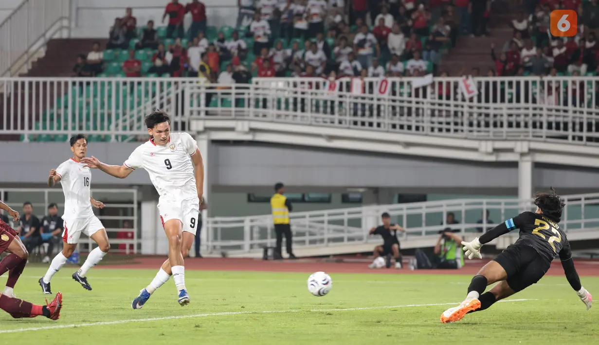 Pemain Timnas Indonesia Mitchell Baker menaklukkan penjaga gawang kamboja denganmencetak gol pada laga Grup A Piala AFF 2026 di Stadion Pakansari, Bogor, Senin (27/7/2026). Penyerang berusia 19 tahun itu mencetak hattrick pada laga debutnya bersama Skuad Garuda dan membawa Indonesia meraih kemenangan 5-1 atas Kamboja. (KLY/ Budy Santoso)