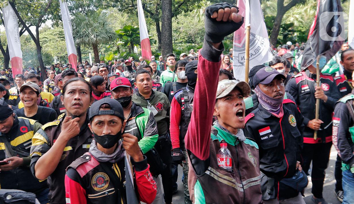 Ratusan pengemudi ojek online melakukan aksi di depan Balai Kota Jakarta, Rabu (8/2/2023). Dalam aksinya, mereka menolak penerapan jalan berbayar atau electronic road pricing (ERP) diterapkan di Jakarta. (Liputan6.com/Angga Yuniar)