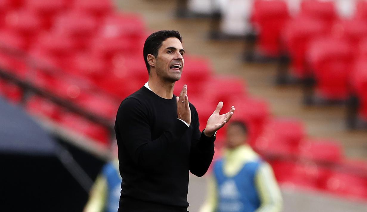 Pelatih Arsenal, Mikel Arteta, memberikan arahan kepada pemainnya saat menghadapi Liverpool pada laga Community Shield 2020 di Stadion Wembley, Sabtu (29/8/2020) malam WIB. Arsenal menang 5-4 atas Liverpool lewat adu penalti. (Andrew Couldridge/Pool via AP)
