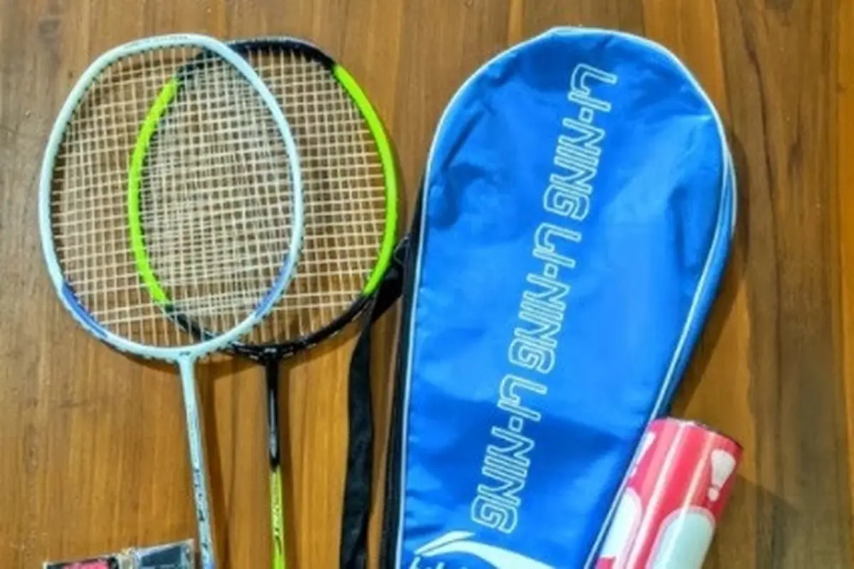 Paket raket bulutangkis Lining, beda tipe beda pula kekuatannya.