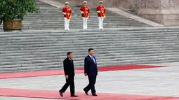 Presiden Filipina Rodrigo Duterte dan Presiden China Xi Jinping berjalan untuk menghadiri upacara penyambutan di Balai Agung Rakyat di Beijing, Tiongkok (20/10). Kedatangan Duterte untuk memperat hubungan bilateral dengan Tiongkok. (Reuters/Thomas Peter)