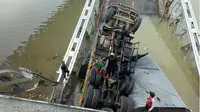 Jembatan Widang Tuban ambruk, truk teperosok mengimpit seorang pengendara motor. (Liputan6.com/Dok.BNPB)