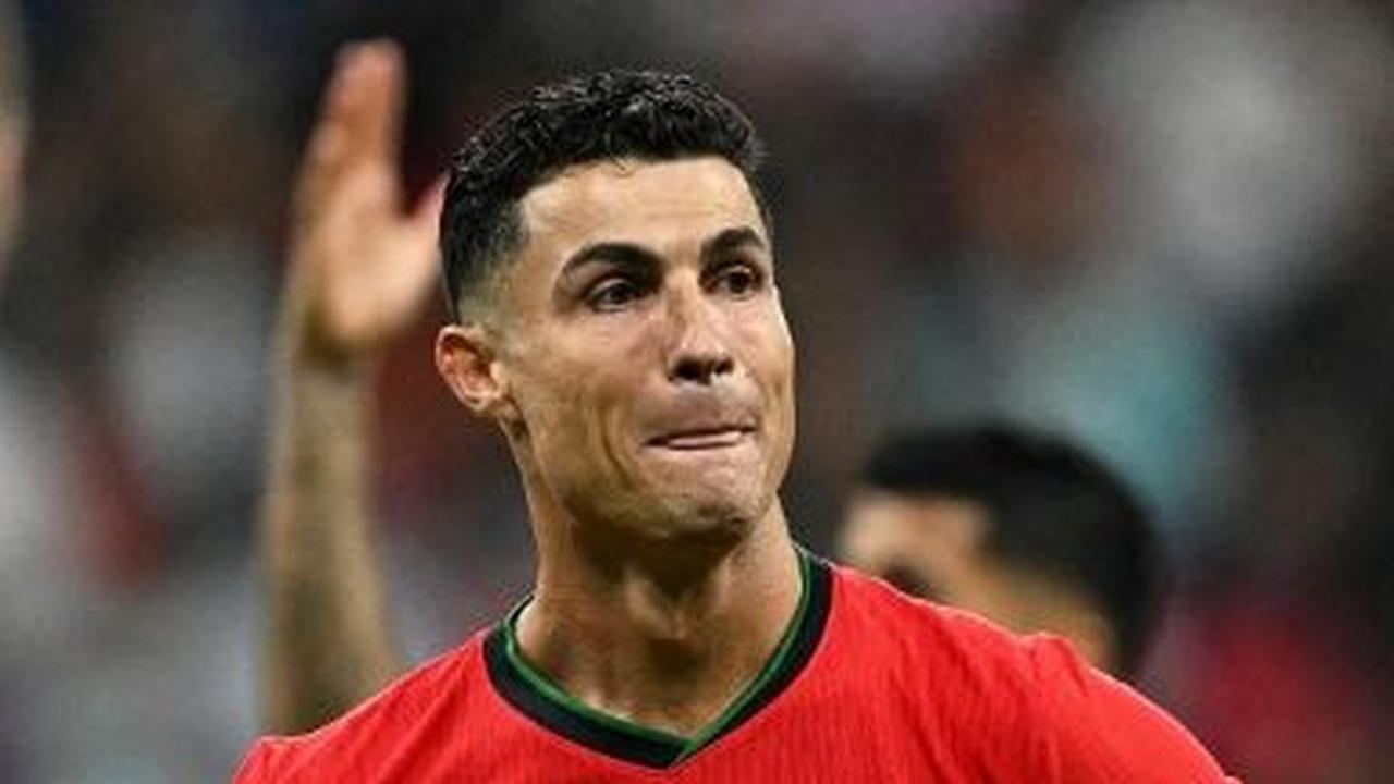 Pada babak extra time, Portugal mendapat penalti setelah Diogo Jota dilanggar bek Slovenia. Ronaldo pun maju sebagai eksekutor.&nbsp;Foto: AFP