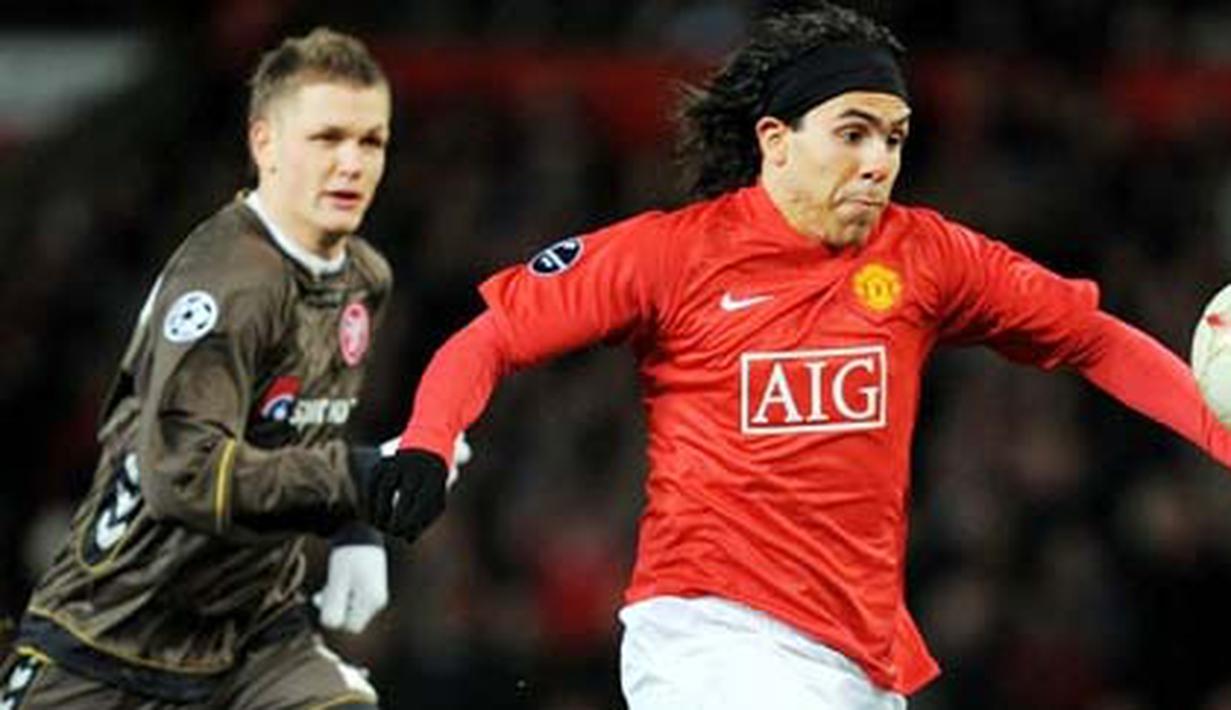 Manchester United's Argentinian forward Carlos T&eacute;vez controls the ball during UEFA Champions league group E match at Old Trafford in Manchester, on December 10 2008. AFP PHOTO/ANDREW YATES