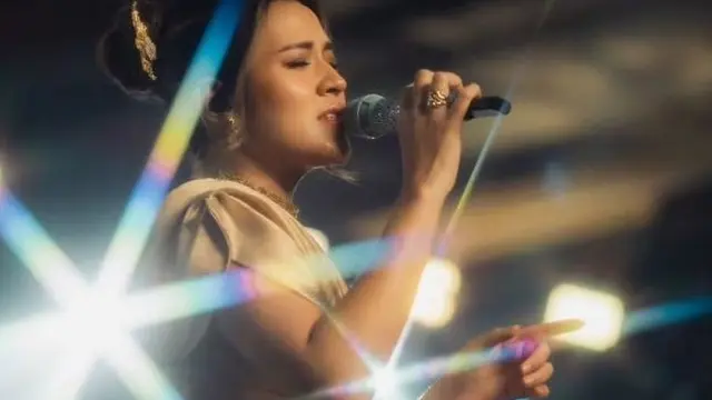 Raisa dengan tampilan emas (Instagram/raisa6690)