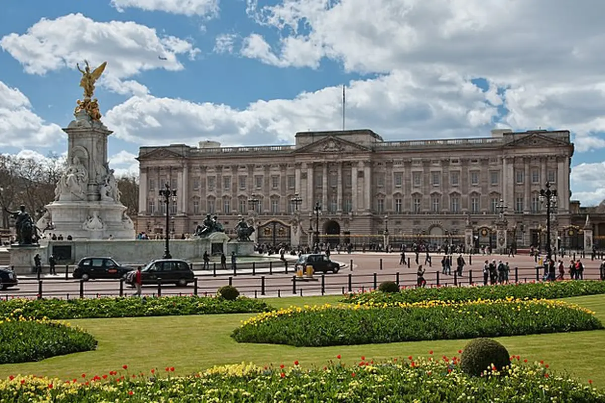 Istana Buckingham (Sumber: Wikimedia Commons)