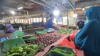 Pedagang jengkol di Pasar Cisalak saat melayani pembeli. (Liputan6.com/Dicky Agung Prihanto)