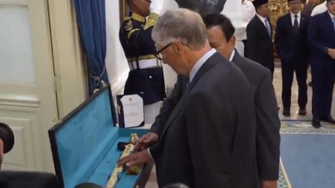 Prabowo Berikan Keris, Bill Gates Apresiasi Upaya Indonesia dalam Kesehatan dan Pertanian