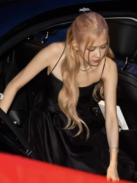 <p>Untuk kalung, ia mengenakan Tiffany Edge Bypass Necklace in Platinum and Yellow Gold with Diamonds. [Foto: Instagram/ Ros&eacute; Blackpink].</p>