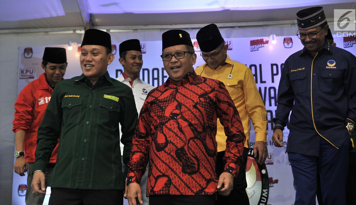 Sekjen PDIP Hasto Kristiyanto bersama 8 sekjen partai politik pendukung Jokowi usai memberikan keterangan usai bertemu dengan ketua dan komisioner KPU di Kantor KPU, Jakarta, Selasa (7/8). (Merdeka.com/Iqbal S. Nugroho)