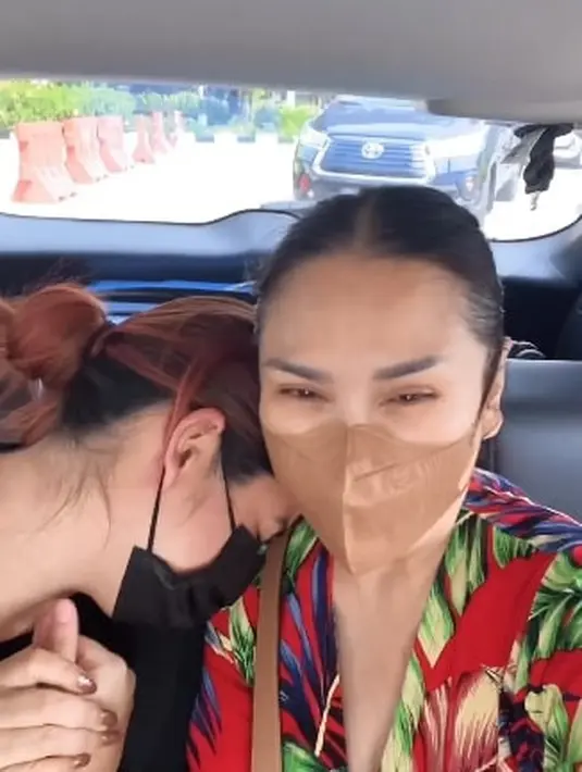 <p>Sepanjang perjalanan ke rumah, Stephanie tampak sangat bahagia dan terharu. Ia juga terlihat menyandarkan kepala ke pundah sang ibu. [Foto: instagram/ti2dj]</p>