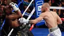 Pertandingan Floyd Mayweather melawan Conor McGregor dalam tinju super kelas welter di Las Vegas (26/8). Usai memenangkan pertandingan, Mayweather Jr juga membawa pulang sabuk khusus yang diciptakan WBC untuk pertarungan ini. (AP Photo/Isaac Brekken)