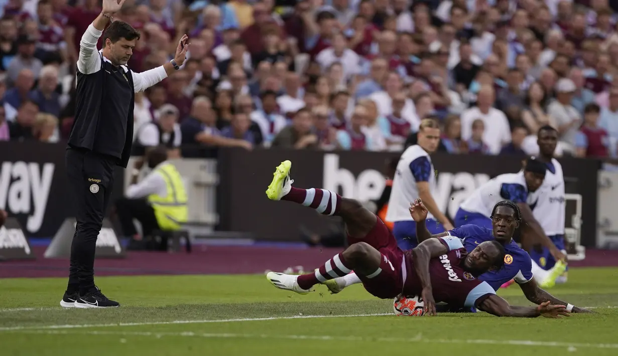Penyerang West Ham, Michail Antonio berebut bola dengan pemain Chelsea, Axel Disai disaksikan pelatih Mauricio Pochettino selama pertandingan Liga Inggris di Stadion London di London, Minggu, 20 Agustus 2023. (AP Photo/Alberto Pezzali)