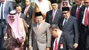 Wapres Jusuf Kalla saat mengantar rombongan Raja Arab Saudi Salman bin Abdulaziz al Saud yang bertelok ke Brunei di Bandara Halim Perdanakusuma, Jakarta, Sabtu (4/3). (Liputan6.com/Angga Yuniar)