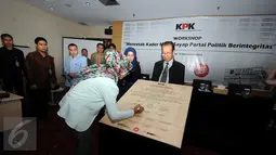 Zulkarnain menyaksikan penandatanganan MOU Parpol Cerdas dalam acara Workshop di gedung KPK, Jakarta, Kamis (12/11/2015). Kpk ingin tanamkan mental pemilih yang berintegritas. (Liputan6.com/Helmi Afandi) 