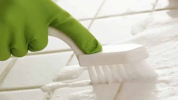 Lantai bersih bikin betah di rumah/copyright: thinkstockphotos.com