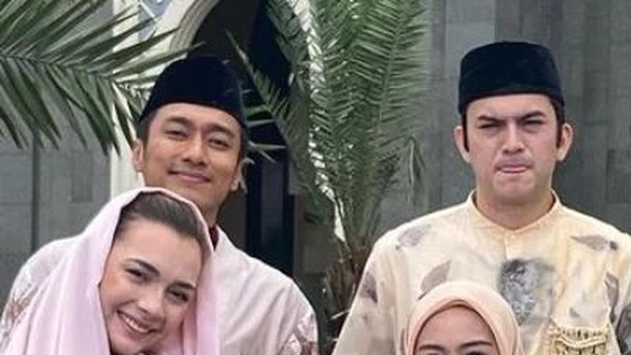 Ini potret Resca Syam dan Rizky Nazar di episode Bidadari Surgamu di episode menjelang ramadhan. Keduanya mengenakan baju muslim dan peci.