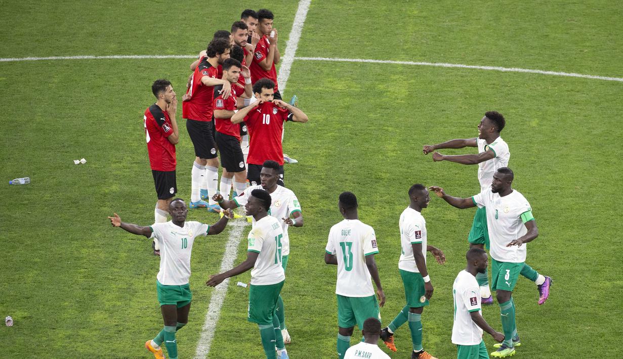 Di leg kedua (30/3/2022) saat Senegal gantian menjamu Mesir laga berakhir 1-0 untuk senegal di waktu normal hingga perpanjangan waktu. Laga pun harus diselesaikan lewat adu penalti. (AP/Stefan Kleinowitz)