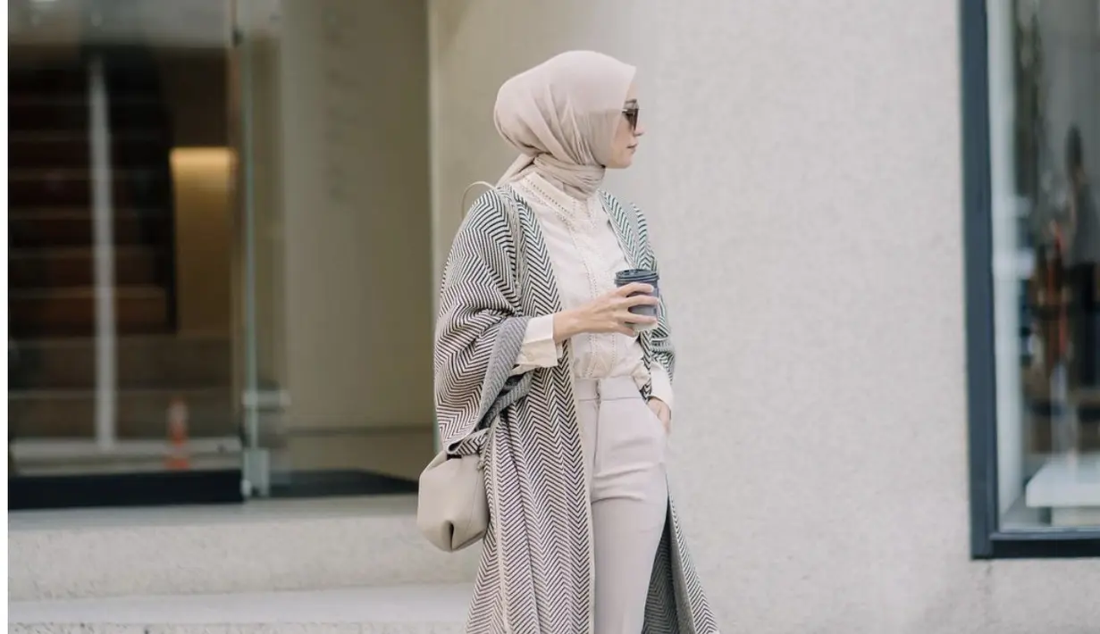 Gayanya semakin terlihat seru, dengan sneakers chunky yang memberikan twist pada tampilannya.  [Foto: Instagram/ @MegaIskanti]