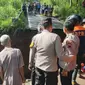 Jembatan di Randuacir, Kota Salatiga, Jawa Tengah, tiba-tiba roboh pada Rabu (6/3/2024) dan menjatuhkan pengendara yang melintas. (Liputan6.com/ Dok Polres Salatiga)