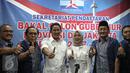 Balon Gubernur DKI Jakarta Sandiaga Uno (ketiga kiri) mengacungkan Jempol bersama pejabat terkait lainnya, DPD Demokrat, Jakarta, (22/4). Kedatangan Sandiaga Uno untuk menyerahkan formulir pendaftaran Balongub DKI 2017-2022. (Liputan6.com/Faizal fanani)