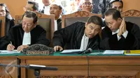 Tim kuasa hukum OC Kaligis berdiskusi disela sidang praperadilan terhadap KPK di Pengadilan Negeri Jakarta Selatan, Senin (10/8/2015). Sidang tersebut ditunda karena pihak KPK tidak hadir. (Liputan6.com/Yoppy Renato)