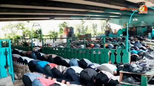 Sebuah Masjid Berada di Kolong Jembatan